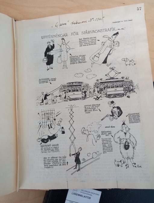 Kuvassa näkyy kaupungin liikennelaitoksen lehtileikesidos, jossa on kuva Tove Janssonin Garm lehteen vuonna 1945 piirtämästä pilakuvasta, jossa esitellään erilaisia raitiovaunussa asioimista avustavia keksintöjä kuten vaatteisiin kiinnitettäviä piikkejä, konduktööri ruiskuttamassa myrkkyä matkustajan päälle, kuskia suojeleva sähköaita sekä imukuppi, jolla voi matkustaa raitiovaunun perässä.