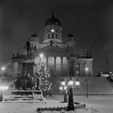 Talvinen maisema Senaatintorilta. Etualalla näkyy Aleksanteri II patsas ja taka-alalla tuomiokirkko.