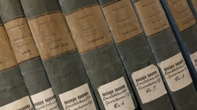 Helsingin Seurahuone Oy:n sidottuja arkistoaineistoja vihreissä kansissa Helsingin kaupunginarkistossa arkistohyllyllä. Seurahuone perustettiin vuonna 1828, ja vanhimmat kaupunginarkistossa säilytettävät Seurahuoneen aineistot ovat mainitulta vuodelta.