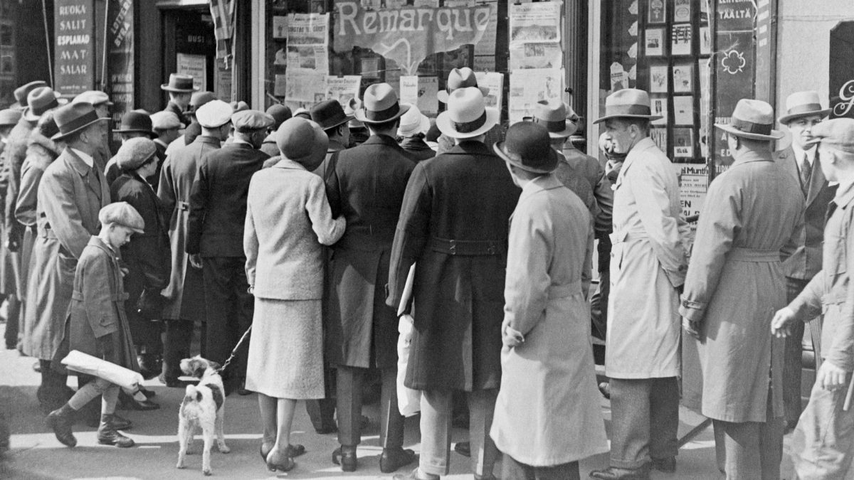 Ihmisiä yleisen sanomalehtitoimiston näyteikkunan edessä Pohjois-Esplanadilla vuonna 1929.